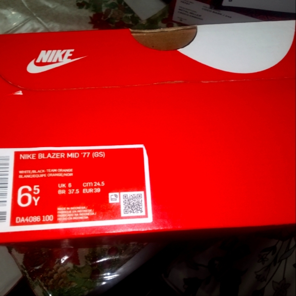 Empty Nike box